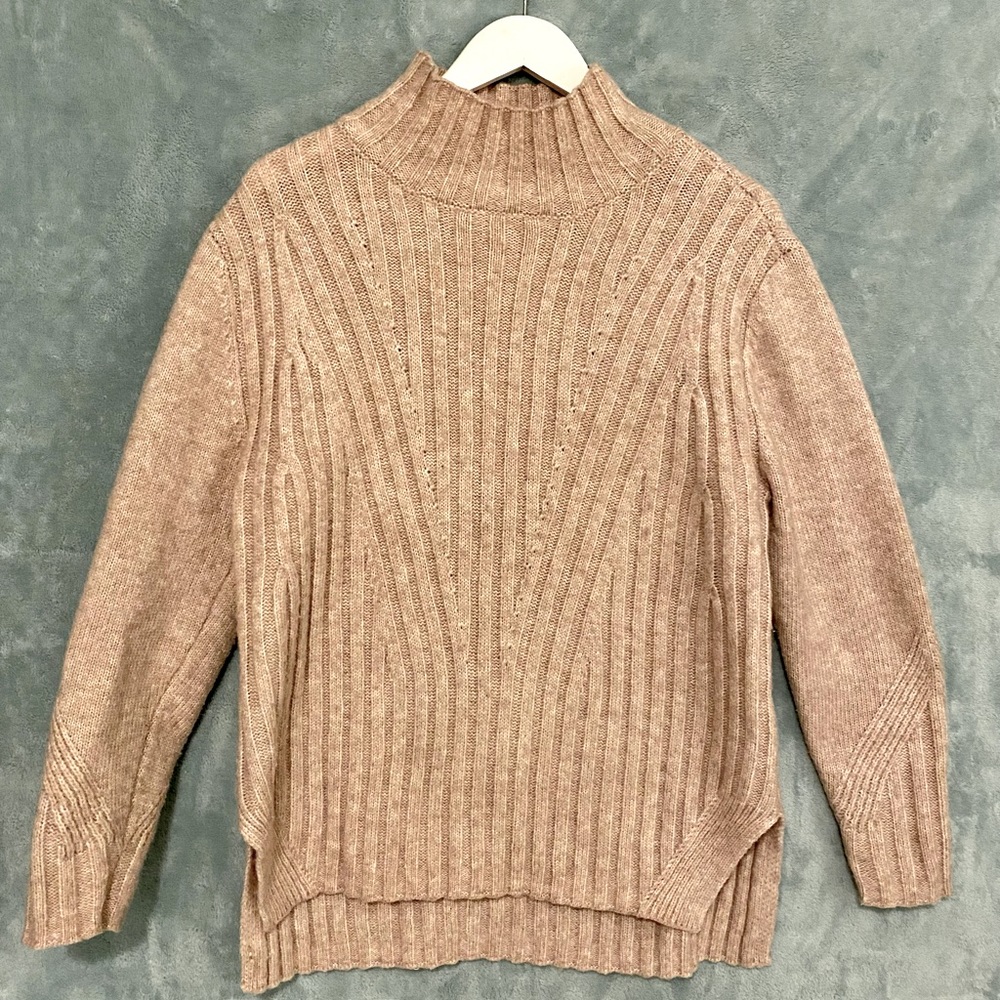 Simply Vera Vera Wang pull over sweater. Blush pink. Women’s size Medium.